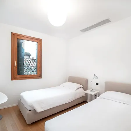לינה וארוחת בוקר Cobosvenicedreamstay *